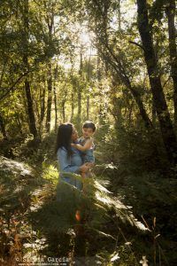 fotografía familiar Madrid, fotos de familia naturales, fotos en el campo, sesiones de familia en exteriores, fotografía de familia Moralzarzal