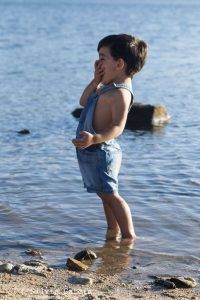 fotografía familiar Madrid, fotos de familia naturales, fotos en el campo, sesiones de familia en exteriores, fotografía de familia Moralzarzal