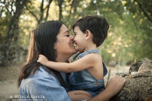 fotografía familiar Madrid, fotos de familia naturales, fotos en el campo, sesiones de familia en exteriores, fotografía de familia Moralzarzal