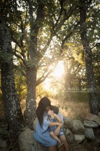 fotografía familiar Madrid, fotos de familia naturales, fotos en el campo, sesiones de familia en exteriores, fotografía de familia Moralzarzal