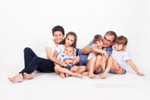 fotos con los abuelos, abuelos y nietos, fotos de familia divertidas, fotos familiares naturales, fotografía familiar Madrid, fotografía infantil Madrid