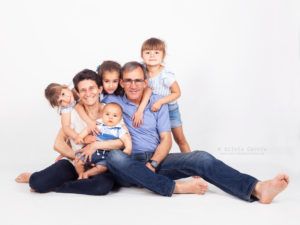 fotos con los abuelos, abuelos y nietos, fotos de familia divertidas, fotos familiares naturales, fotografía familiar Madrid, fotografía infantil Madrid