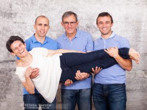 fotos con los abuelos, abuelos y nietos, fotos de familia divertidas, fotos familiares naturales, fotografía familiar Madrid, fotografía infantil Madrid