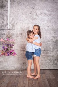 fotos con los abuelos, abuelos y nietos, fotos de familia divertidas, fotos familiares naturales, fotografía familiar Madrid, fotografía infantil Madrid