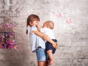 fotos de familia divertidas, fotos de familia divertidas, fotos familiares naturales, fotografía familiar Madrid, fotografía infantil Madrid