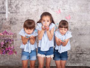 fotos de familia divertidas, fotos de familia divertidas, fotos familiares naturales, fotografía familiar Madrid, fotografía infantil Madrid