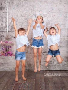 fotos de familia divertidas, fotos de familia divertidas, fotos familiares naturales, fotografía familiar Madrid, fotografía infantil Madrid