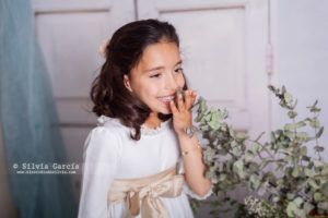 Primera Comunión fotógrafo, fotografía Primera Comunión, reportaje de Comunión, Comuniones 2020, vestido de Comunión, fotografía infantil, fotografía natural, fotografo Moralzarzal, Sierra de Guadarrama