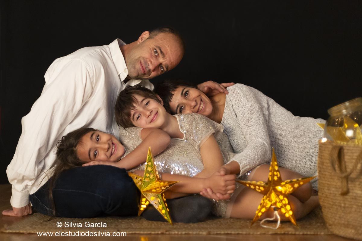 fotos de familia naturales, fotografía familiar Madrid, feliz 2024