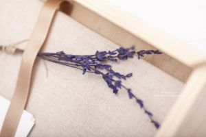 foto de detalle de una caja de madera con una ramita de lavanda