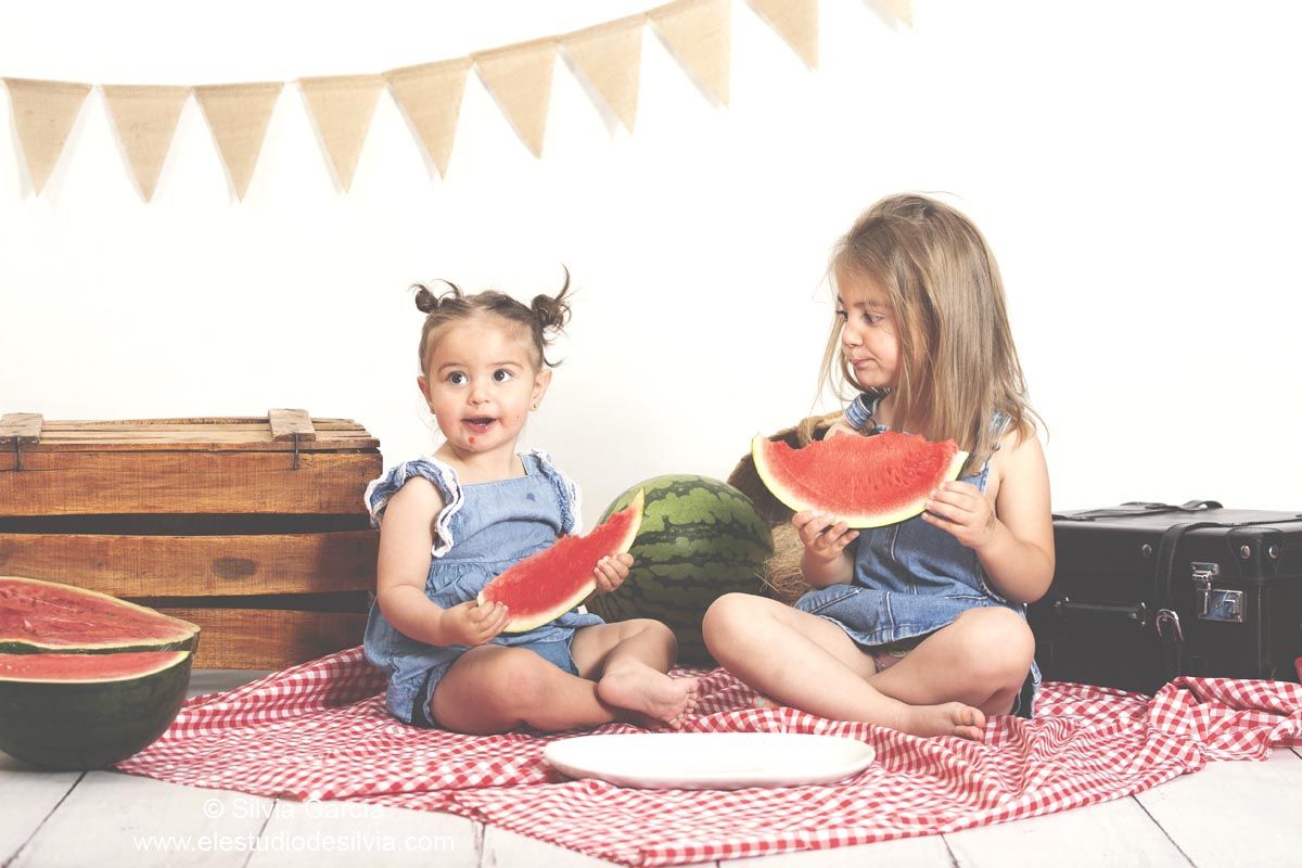 sesiones de verano 2024, decorado de verano, sandia, mini sesión, fotografía infantil, sierra de guadarrama, moralzarzal