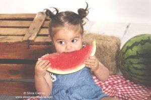 niña comiendo sandía