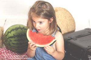 niña comiendo sandía