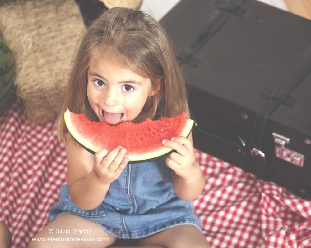 sesiones de verano 2024, decorado de verano, sandia, mini sesión, fotografía infantil, sierra de guadarrama, moralzarzal