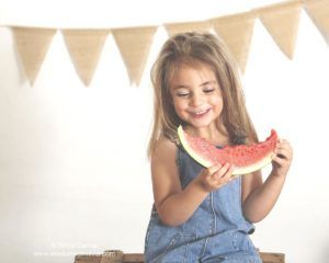niña comiendo sandía