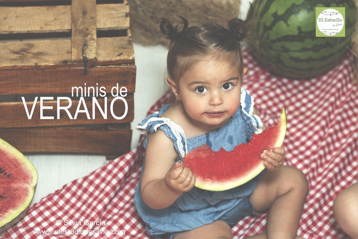 niña comiendo sandía