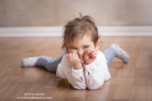 niña en el suelo con cara de pillina
