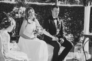 novios el día de su boda cogidos de la mano