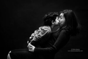 bebé besa a su madre