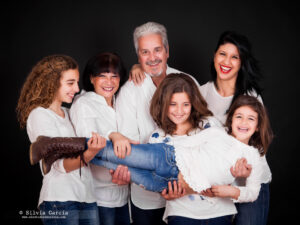 foto de familia entre todos sujetan a la hija menor