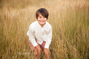 retrato de niño sonriente entre espigas