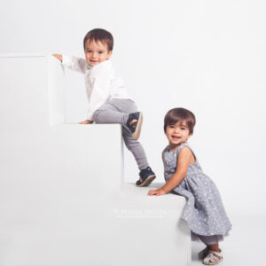 bebés niño y niña subiendo una escalera