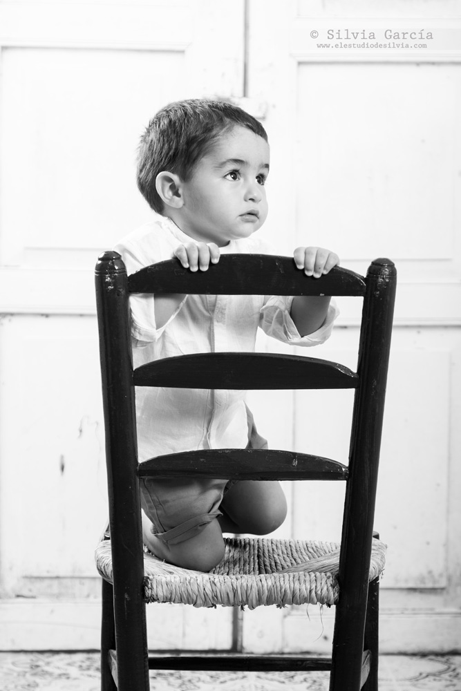 bebé sobre una silla antigua