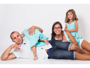 foto divertida de familia en el suelo