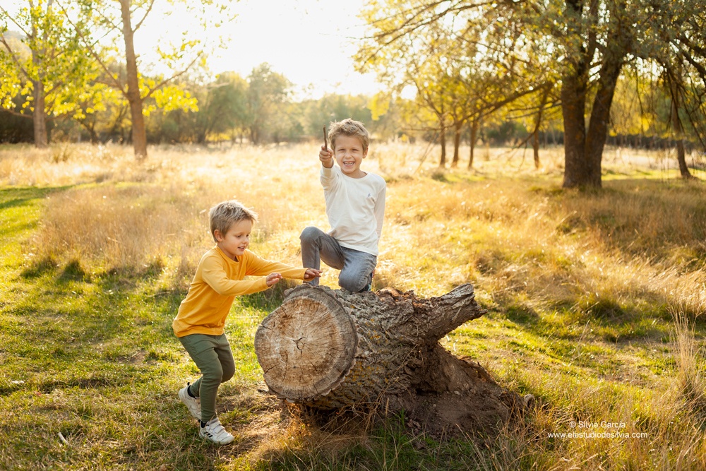 dos niños jugando en el campo