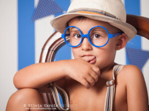 un niño con gafas azules