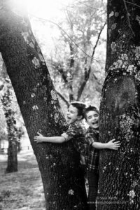 dos niños riéndose en un árbol