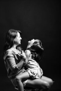 madre con hija sentada encima riéndose