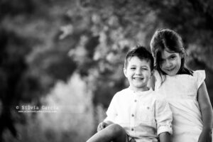 un niño y una niña sonrien a cámara