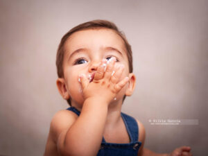 bebé comiendo nata