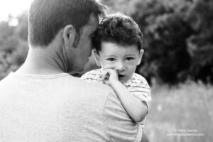 padre con su hijo en brazos
