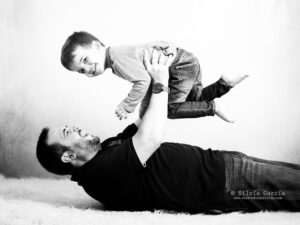 padre alzando a su hijo por los aires