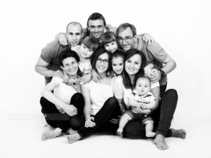 Foto de familia con 6 adultos y 4 niños
