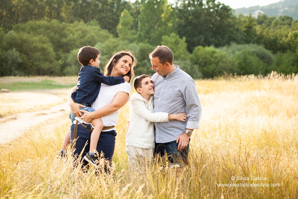 familia feliz en un campo lleno de espigas