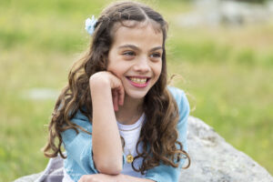 retrato de niña de primera comunión en el campo