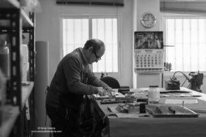 taller de José Díez, feria de artesanía de Primavera 2025, artesanos, bolsos hechos a mano, retrato profesional, fotografía de retrato